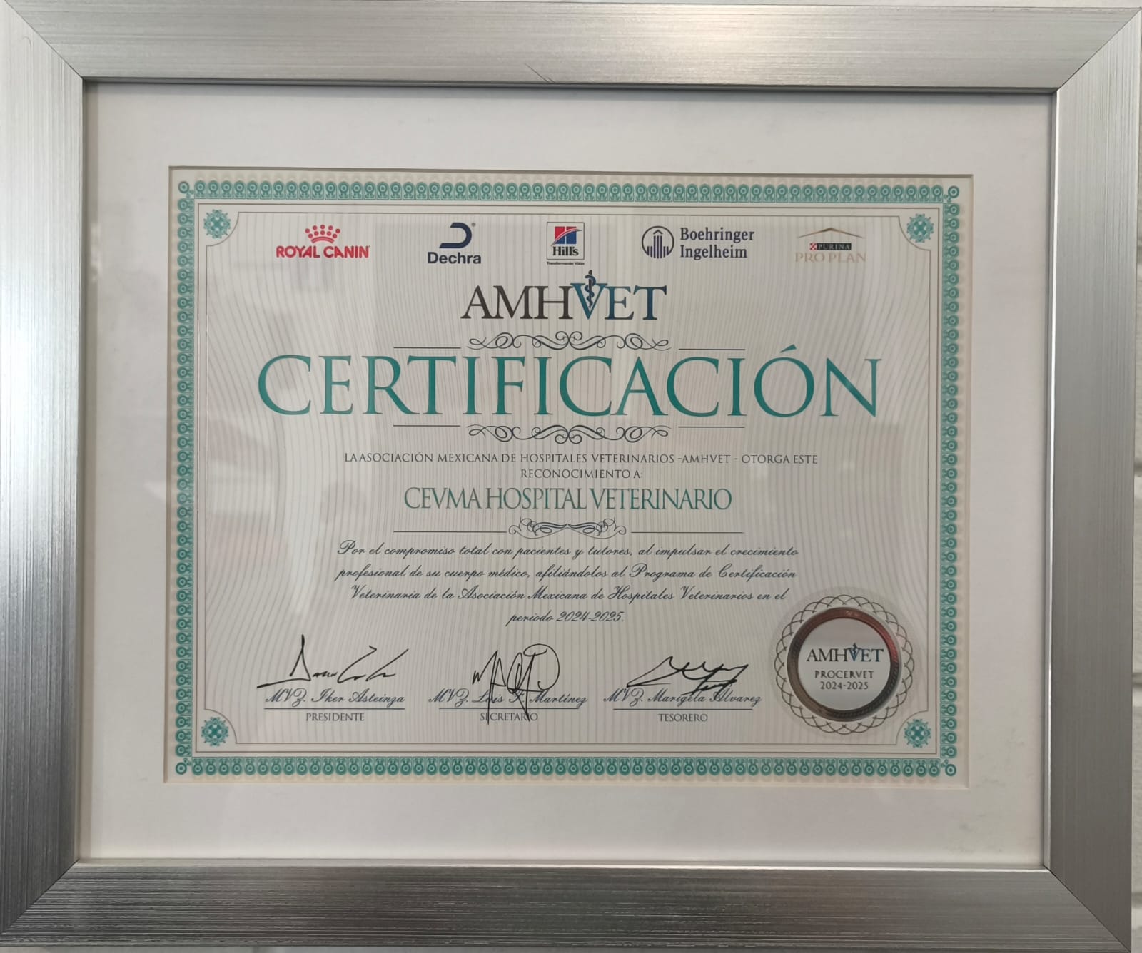 Reconocimiento y Certificación oficial enmarcada otorgada por la Asociación Mexicana de Hospitales Veterinarios (AMHVET) a CEVMA Hospital Veterinario por su compromiso profesional y médico.